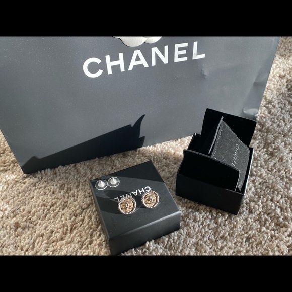 Chanel Round CC Crystal Earrings - Picture 6 of 6